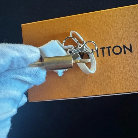 Louis Vuitton vintage lock and key set makes a beautiful gift comes with charm - Picture 10 of 12